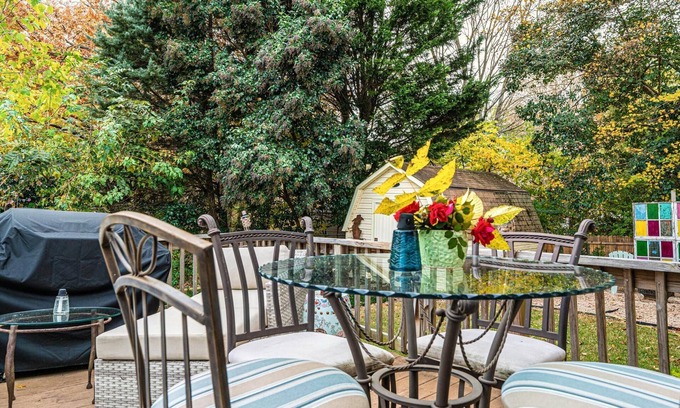 Hickory House | Charming Cottage- Walk to LRU
