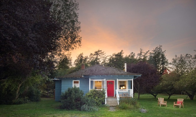 Eastsound Cottage | Charming Cottage, Walk to Shops, Dining & Public Beach, Pastoral Acre Location