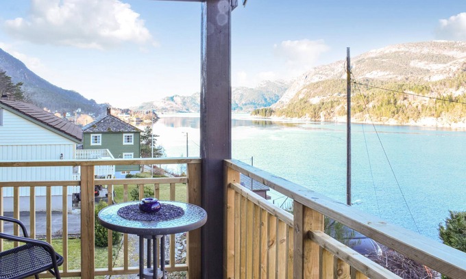 Sævareid House | Charming cottage with great location and magnificent view of the Søvareidfjord.