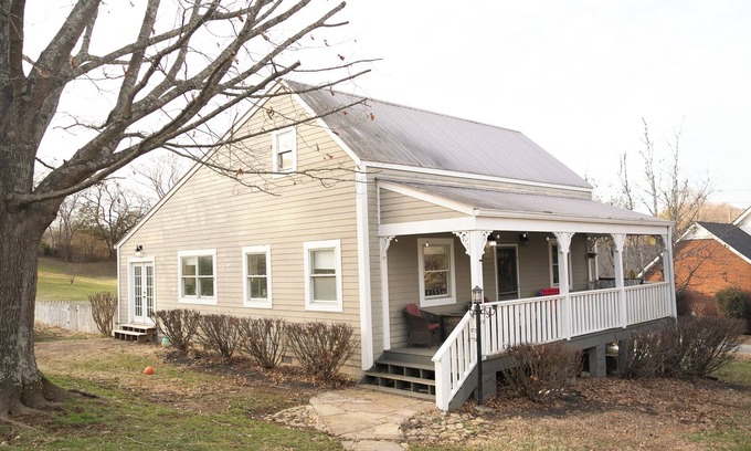Gallatin Cottage | Charming cottage with AC and WiFi in enjoyable Gallatin