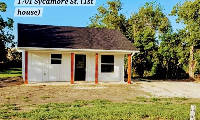 Leon Junction House | Charming Country Cottage on 1 acre in the City. 2-bdrm 1 ba