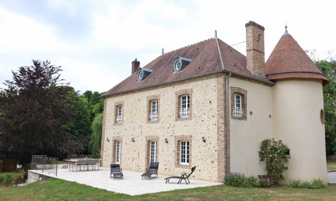 Bizou Cottage | Charming Country House: 3 Bedrooms, Private Garden, Terrace, Central Heating, Near Lake, Free WiFi