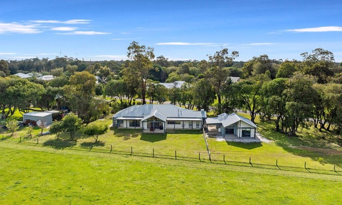 Bovell House | Charming Countryside Getaway: Cozy Farm View Retreat in Bovell