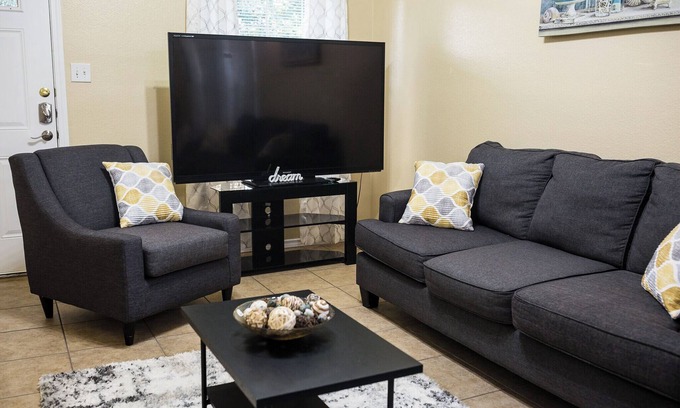 South Arlington House | Charming Cozy 3-bedroom 2-bath house near the AT&T Stadium in Arlington