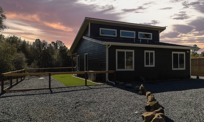 Coarsegold House | Charming Cozy Eco Hut - Serene Yosemite Escape - The Black Swan