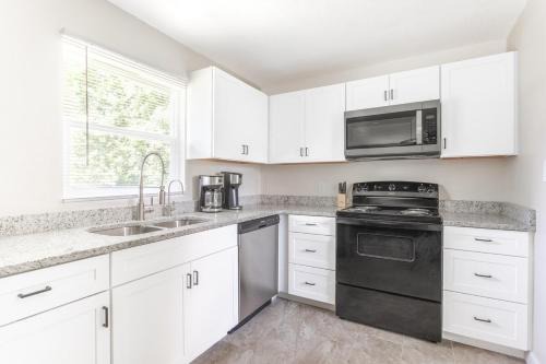 Carlton Stewart Gardens House | Charming Cozy Renovated Home