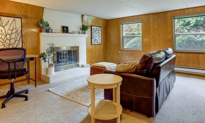 Seaview Apartment | Charming & Cozy Seattle Apartment w/ Fireplace!