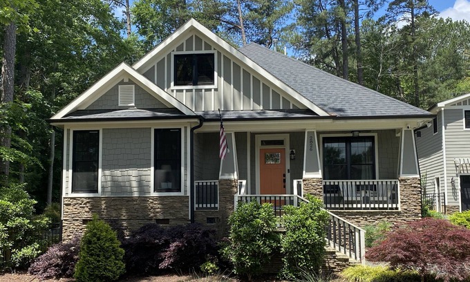 Durham House | Charming Craftsman Retreat: Golf Course, Scenic River and Fine Dining