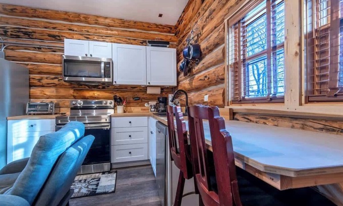 Victor House | Charming Creek-Side Cabin in the Heart of Victor