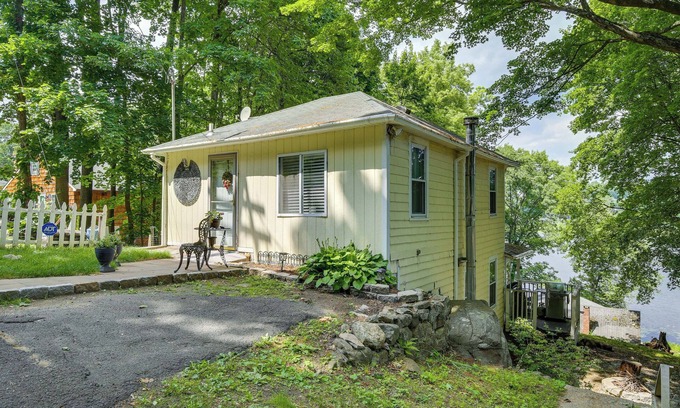 Danbury House | Charming Danbury Cottage w/Lake Kenosia Access!