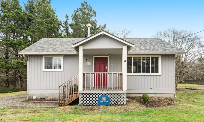 Long Beach Cabin | Charming, dog-friendly beach cabin w/ a full kitchen & great location!