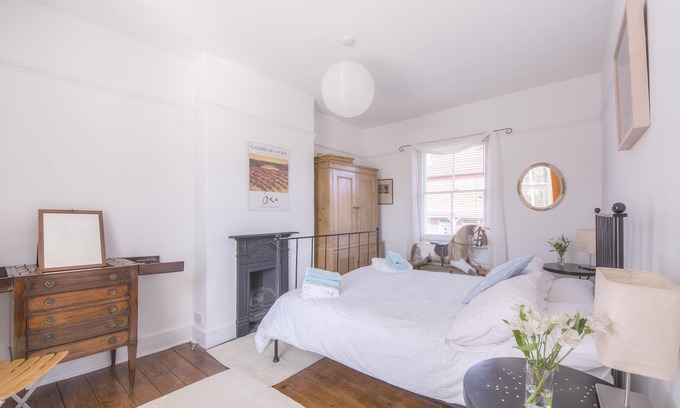 Arundel Cottage | Charming dog-friendly cottage in historic Arundel!