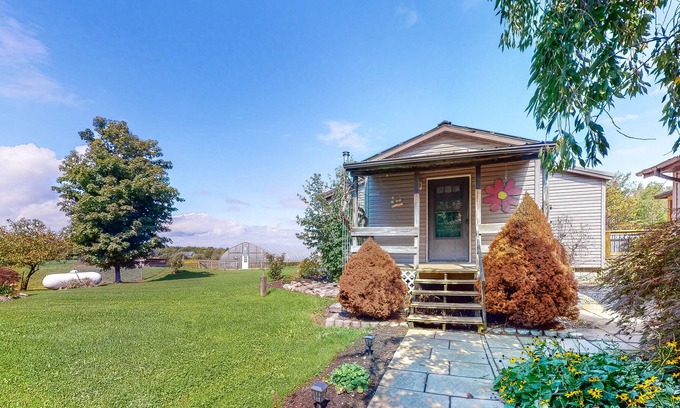 Dundee House | Charming dog-friendly home with firepit, kayaks, full kitchen, & washer/dryer