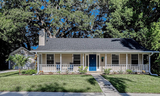 River District House | Charming dog-friendly home with enclosed yard, full kitchen & washer/dryer