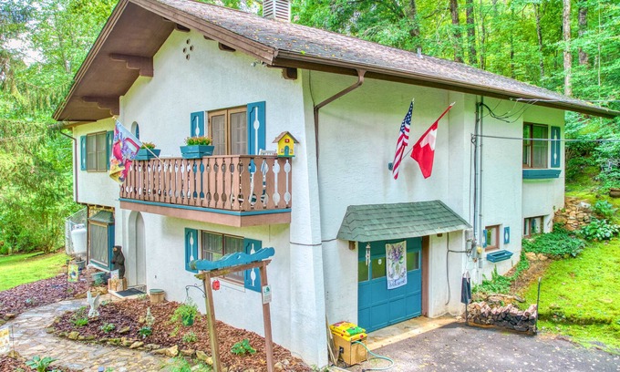 Forest Hills Ski Chalet | Charming dog-friendly chalet with fireplace, pool table, balcony, & washer/dryer