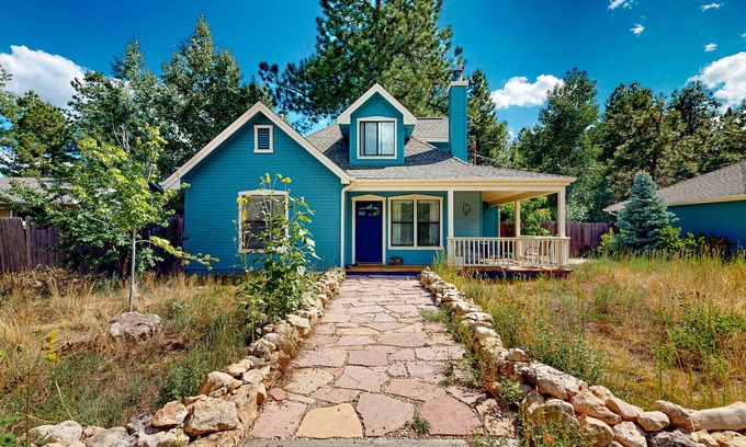 Mountainaire House | Charming dog-friendly home with patio, full kitchen, enclosed yard, & W/D