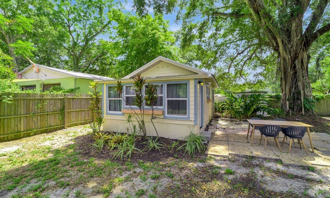 Bayou Oaks Apartment | Charming, dog-friendly cabana in great location with WiFi & large yard