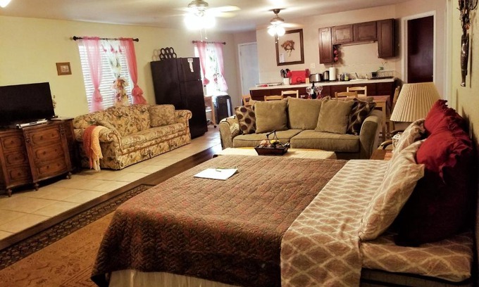 Oakhurst Apartment | Charming Downstairs Unit