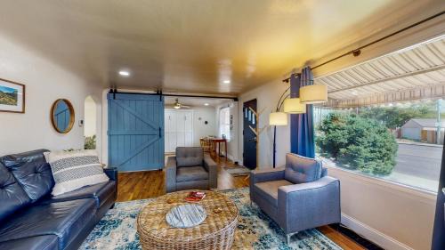 Twin Falls Apartment | Charming Downtown Bungalow - King Bed, Office