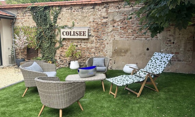 Moulins Cottage | Charming Duplex for Couples in Central Moulins – Close to Attractions and Amenities