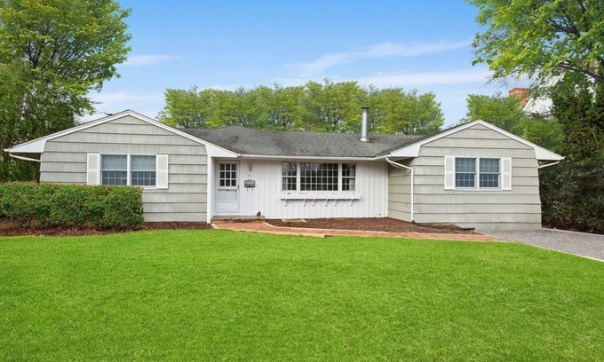 Village of East Hampton House | Charming East Hampton Village Home