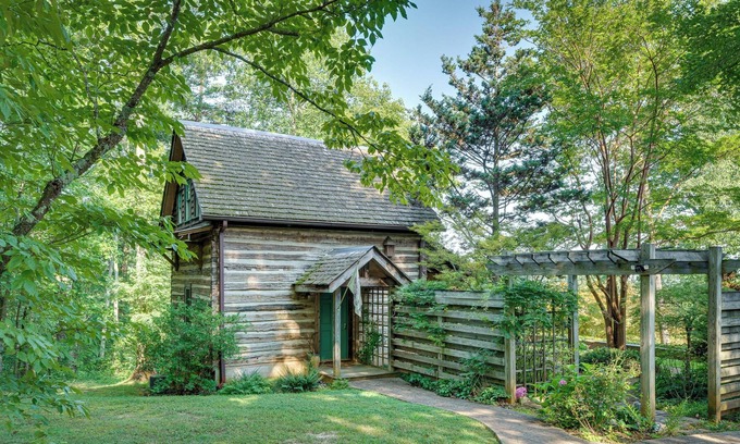 Bostic Cabin | Charming Ellenboro Cabin on 12 Acres w/ Courtyard!