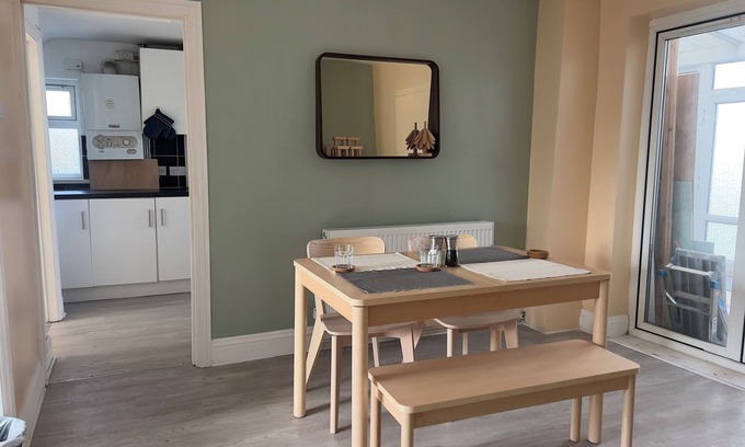 Llandaff North House | Charming end of Terrace with Free Parking