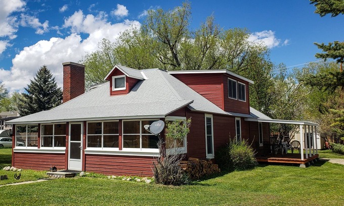 Ennis House | Charming Ennis Montana Bungalow