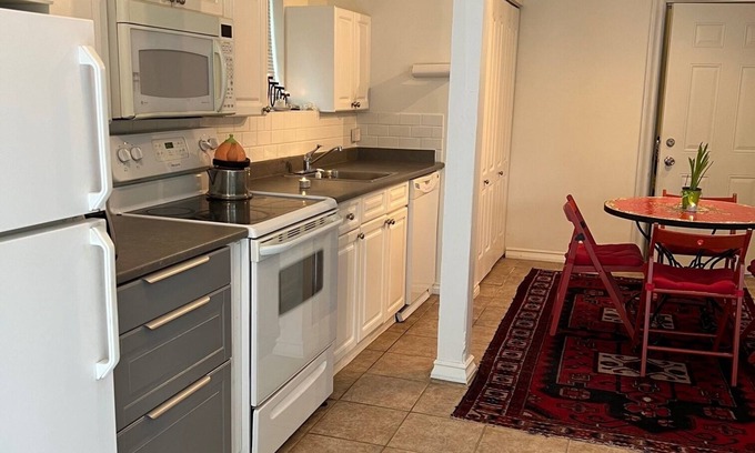 North Vancouver House | Charming entire 1 bedroom rental suite in North Vancouver