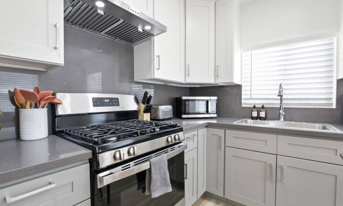 San Gabriel House | Charming Escape Queen bed with private washer and dryer