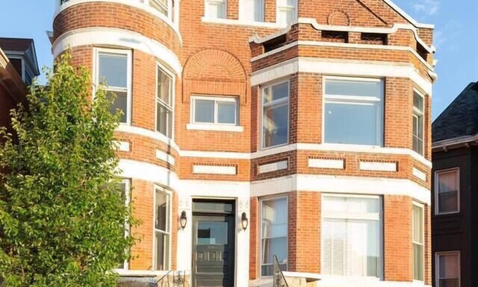 Midtown Apartment | Charming Escape | Queen Bed Comfort
