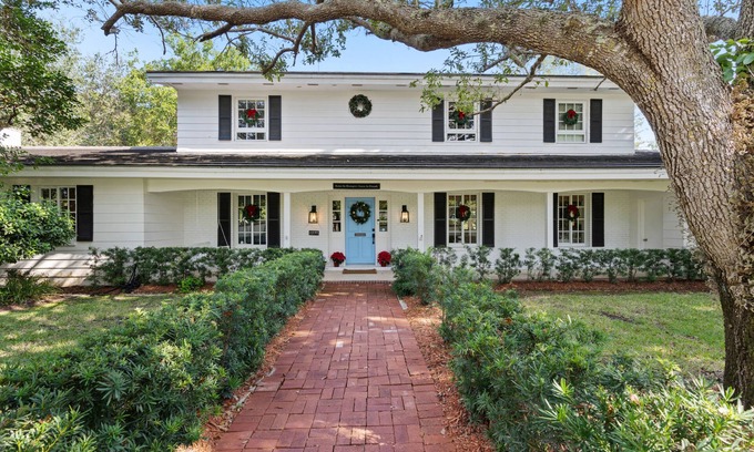 Palmetto Bay House | Charming Estate House on classic Old Cutler rd.