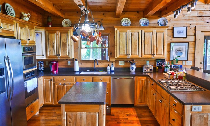 Valdese Cabin | Charming Estate with sauna and hot tub