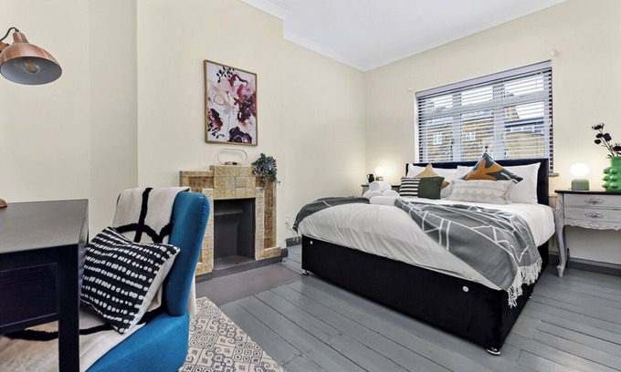 Clapton House | Charming Family Abode: Beautiful Home with Outdoor Space