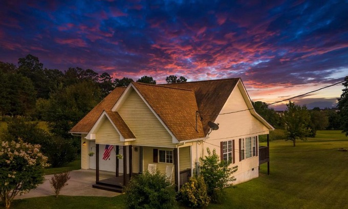 Dandridge House | Charming Family Country Lane Cottage 3 min to lake
