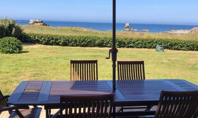 Lanildut House | Charming family home-Lanidult: waterfront, sea view, verdant setting!