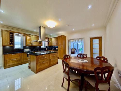 Golders Green House | Charming Family Home with Private Garden