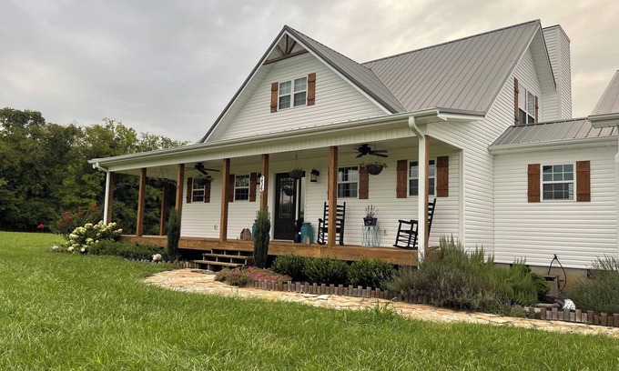 Strawberry Plains House | Charming Farmhouse Retreat in welcoming Strawberry Plains