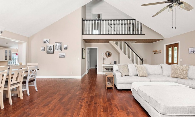 Greenbrier House | Charming Farmhouse Getaway – Peaceful Country Escape with Modern Comforts!