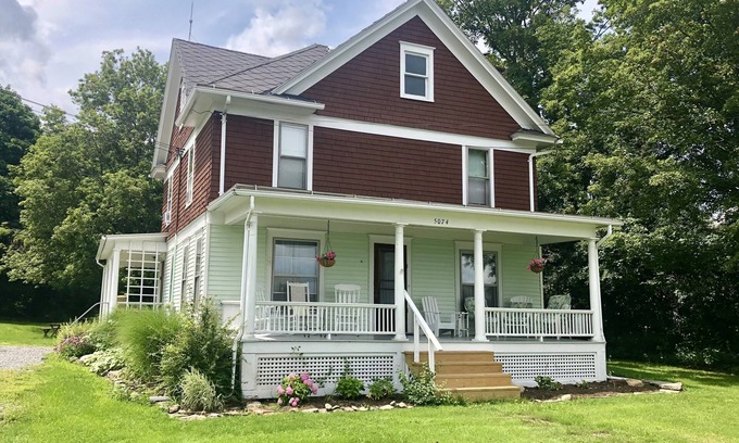 Lakemont House | Charming farmhouse on a quiet road near Seneca Lake, Glenora & Watkins Glen ❤️