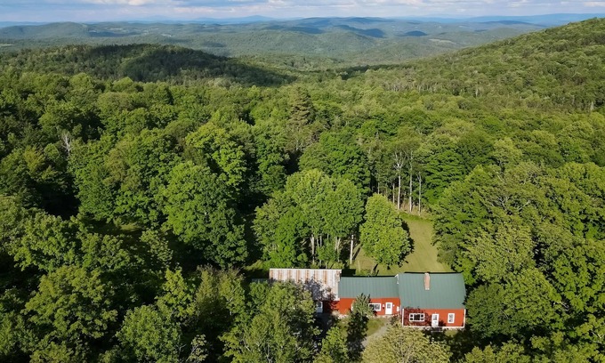 Woodstock Cabin | Charming farmhouse, dog friendly, Appalachian trail access