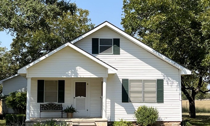 La Grange Other | Charming farmhouse with amazing views!