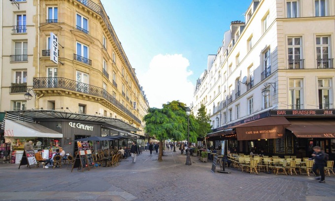 Quartier de l'Horloge Apartment | Charming Flat in the Heart of Paris