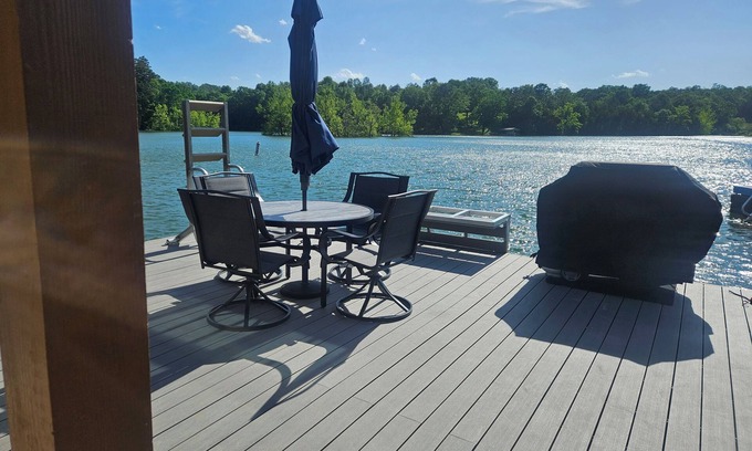 Jacksboro Boat Rental | Charming floating home on Norris Lake with 2 bedrooms, 1 bath and free WiFi!