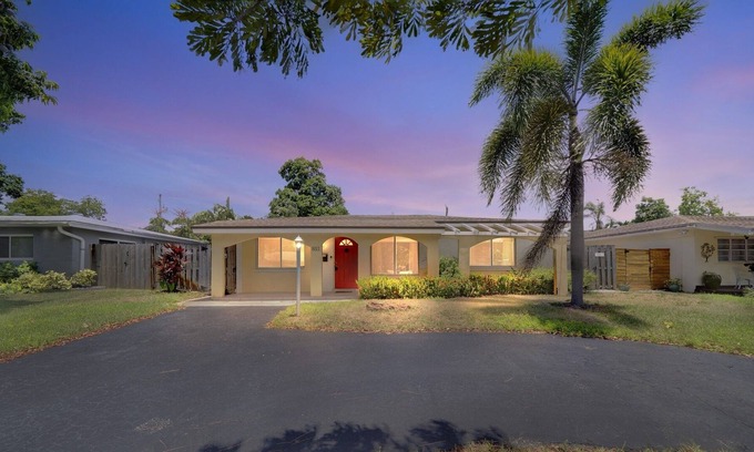 North Andrews Gardens House | Charming Florida Home Few Minutes to the Beach by Redawning
