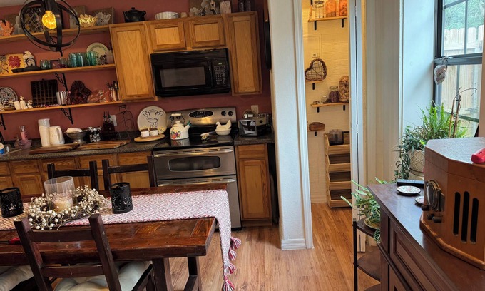 Palatka Cottage | Charming furnished artist country cottage with WiFi and AC in Palatka.