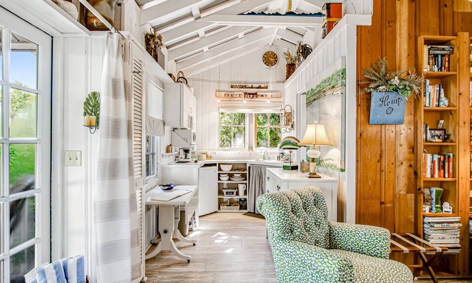 Saint Simons Island Apartment | Charming Getaway w/a Kitchenette & Free WiFi - Walk to the Beach
