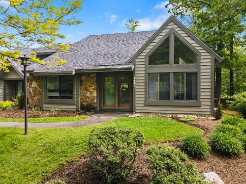Jefferson Township House | Charming Getaway l recently renovated l Hidden Valley l 4BR+3Bath l Hot Tub