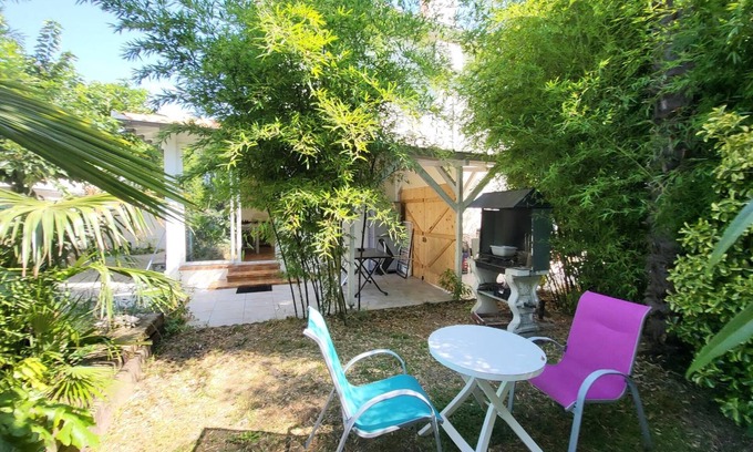 Aussonne House | Charming Gite Venitia with Private Terrace, Wi-Fi, and Air Conditioning