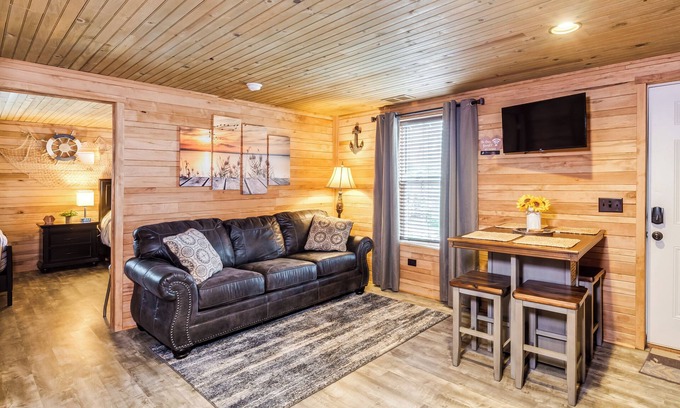 Grand Rivers Condo | Charming Grand Rivers Getaway - 1/2 Mi to Downtown